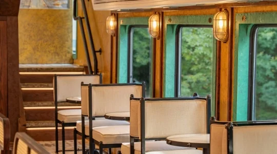 ハノイ2階建て観光列車